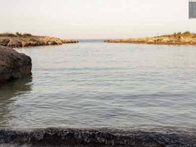 La caletta � riparata dal vento e contraddistinta dall�acqua bassa che la rende una sorta di piscina naturale